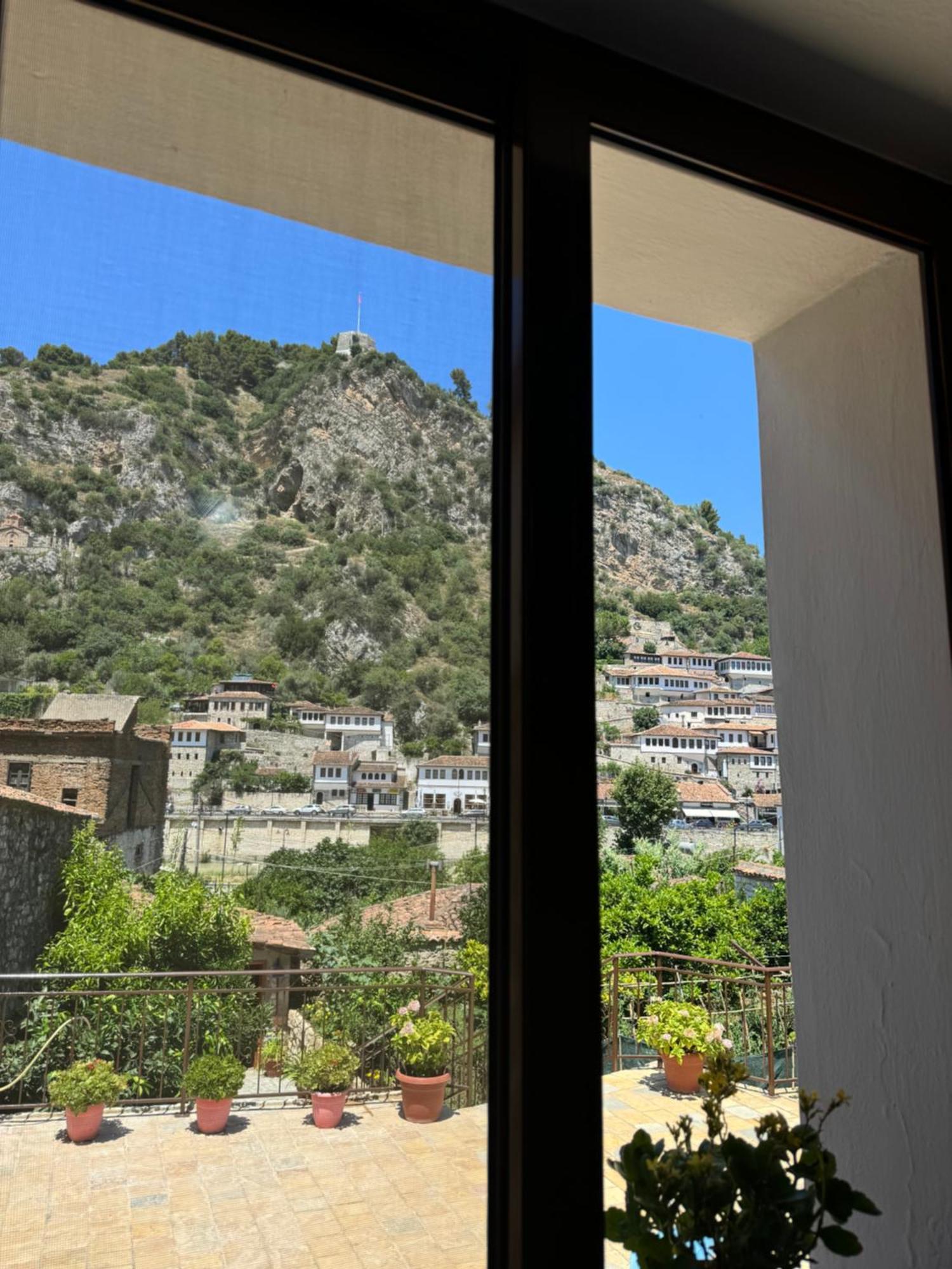 Meroli Guesthouse - Unesco Quarter Berat Kültér fotó