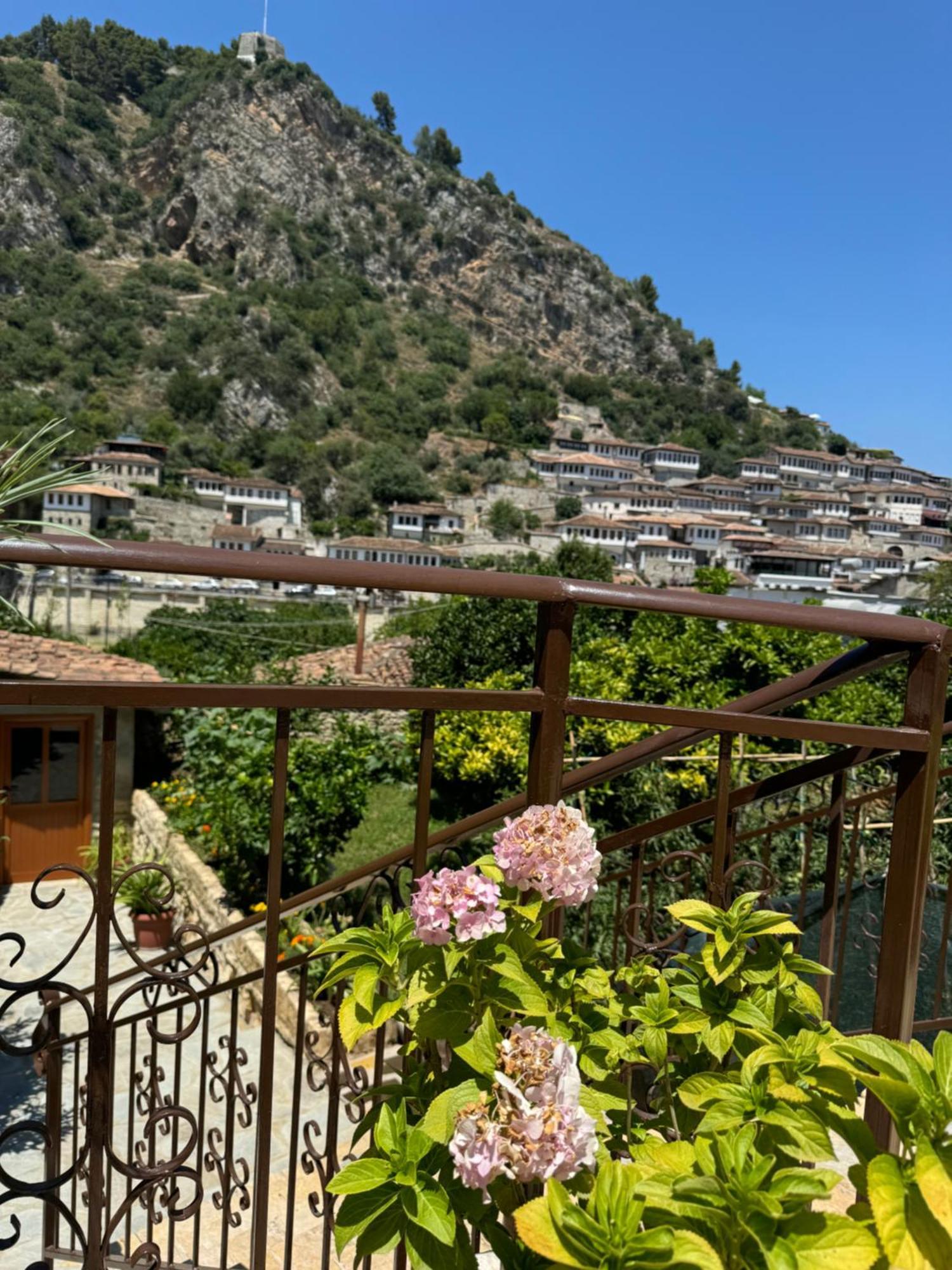 Meroli Guesthouse - Unesco Quarter Berat Kültér fotó