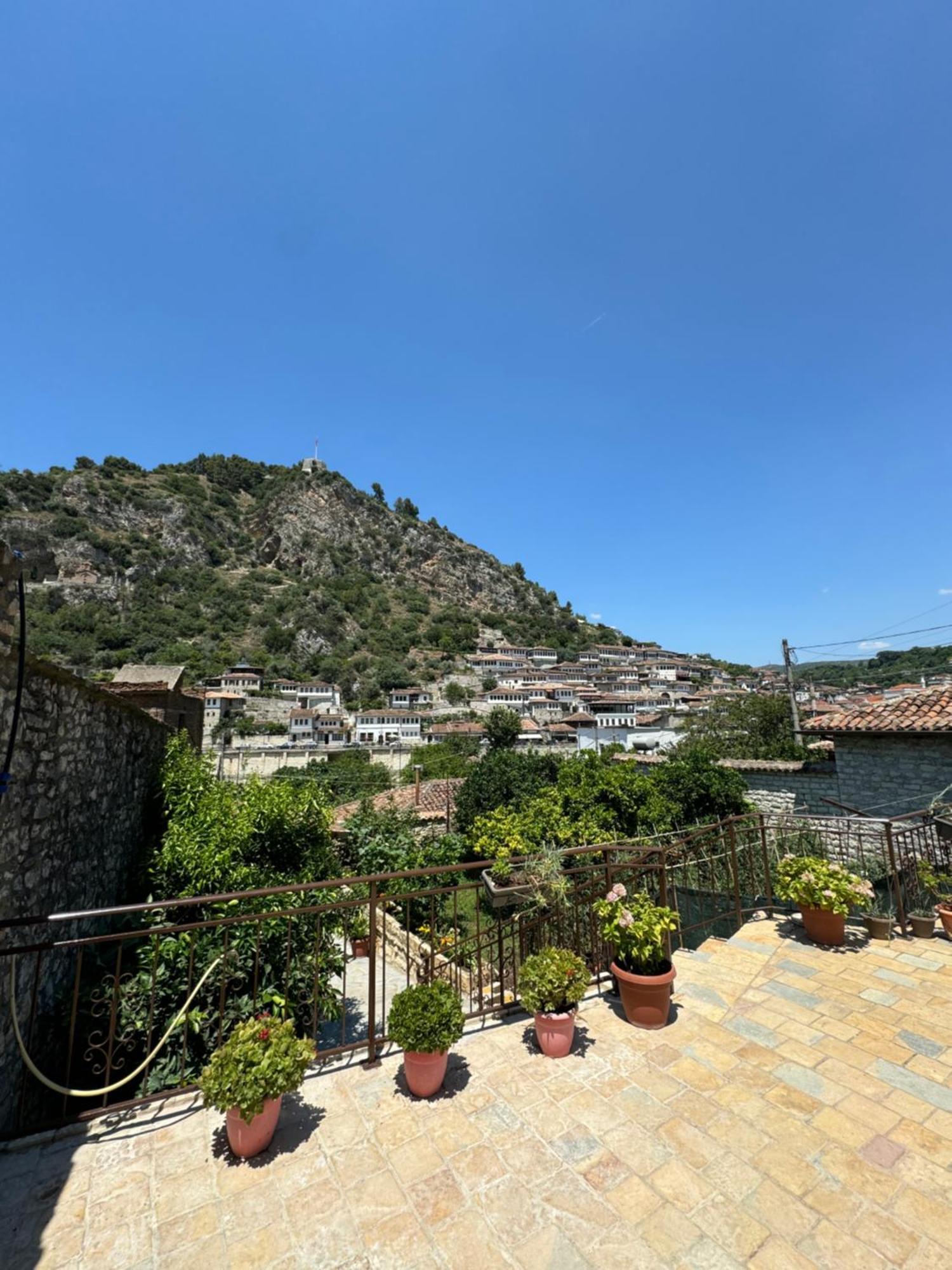 Meroli Guesthouse - Unesco Quarter Berat Kültér fotó