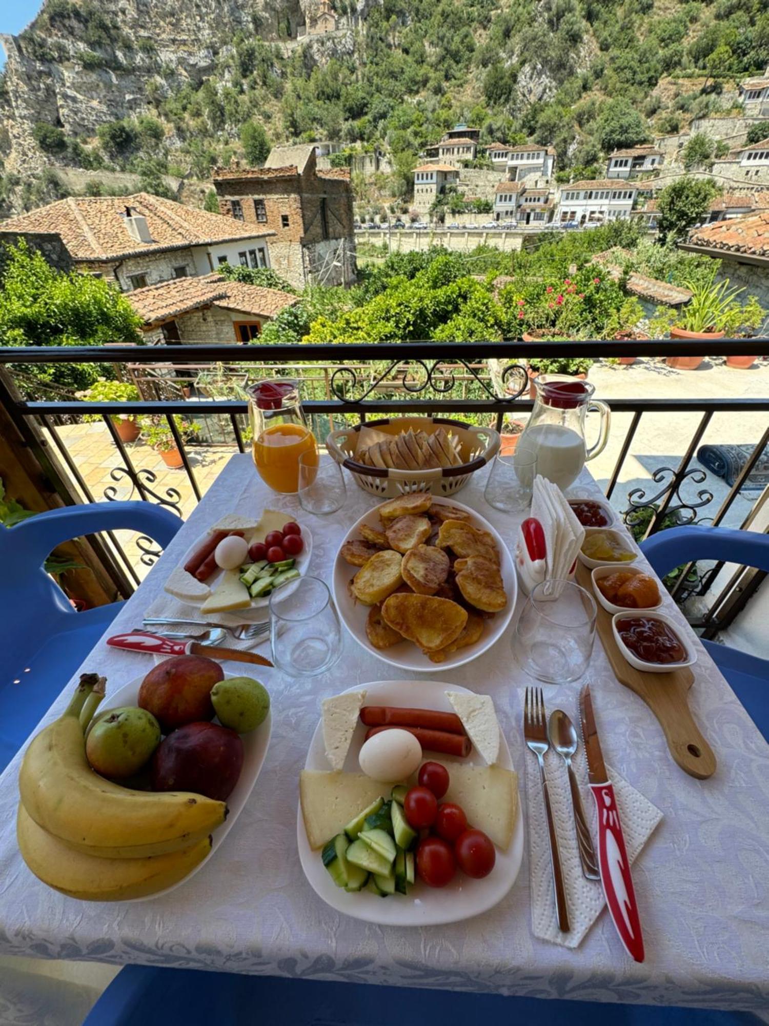 Meroli Guesthouse - Unesco Quarter Berat Kültér fotó