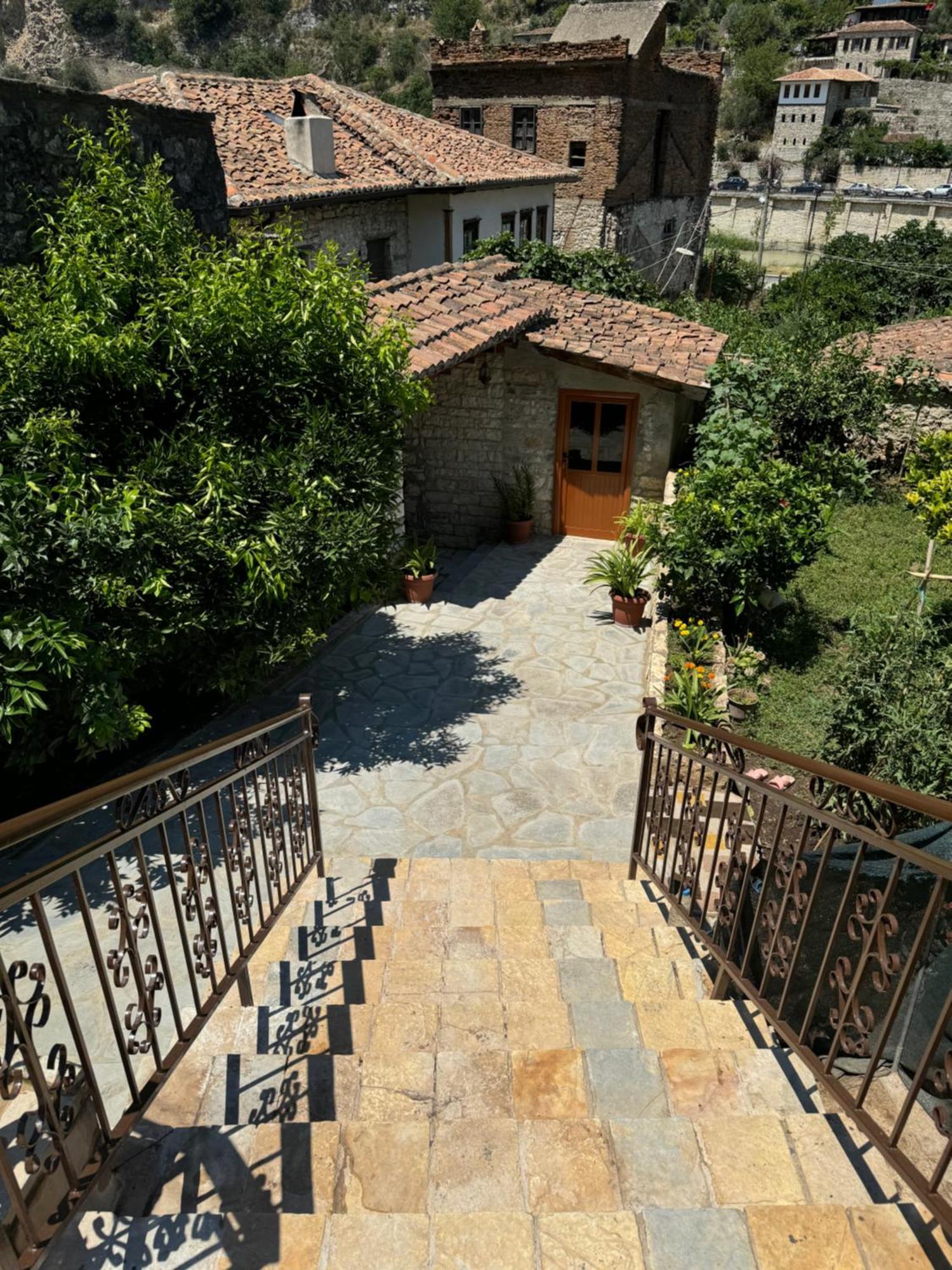Meroli Guesthouse - Unesco Quarter Berat Kültér fotó