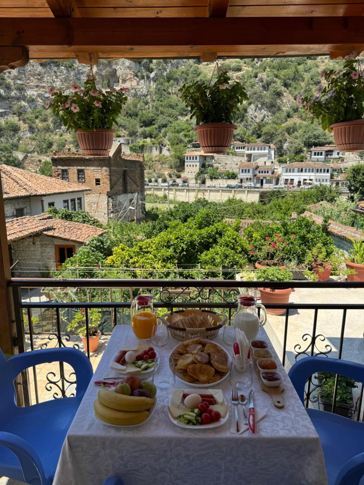 Meroli Guesthouse - Unesco Quarter Berat Kültér fotó
