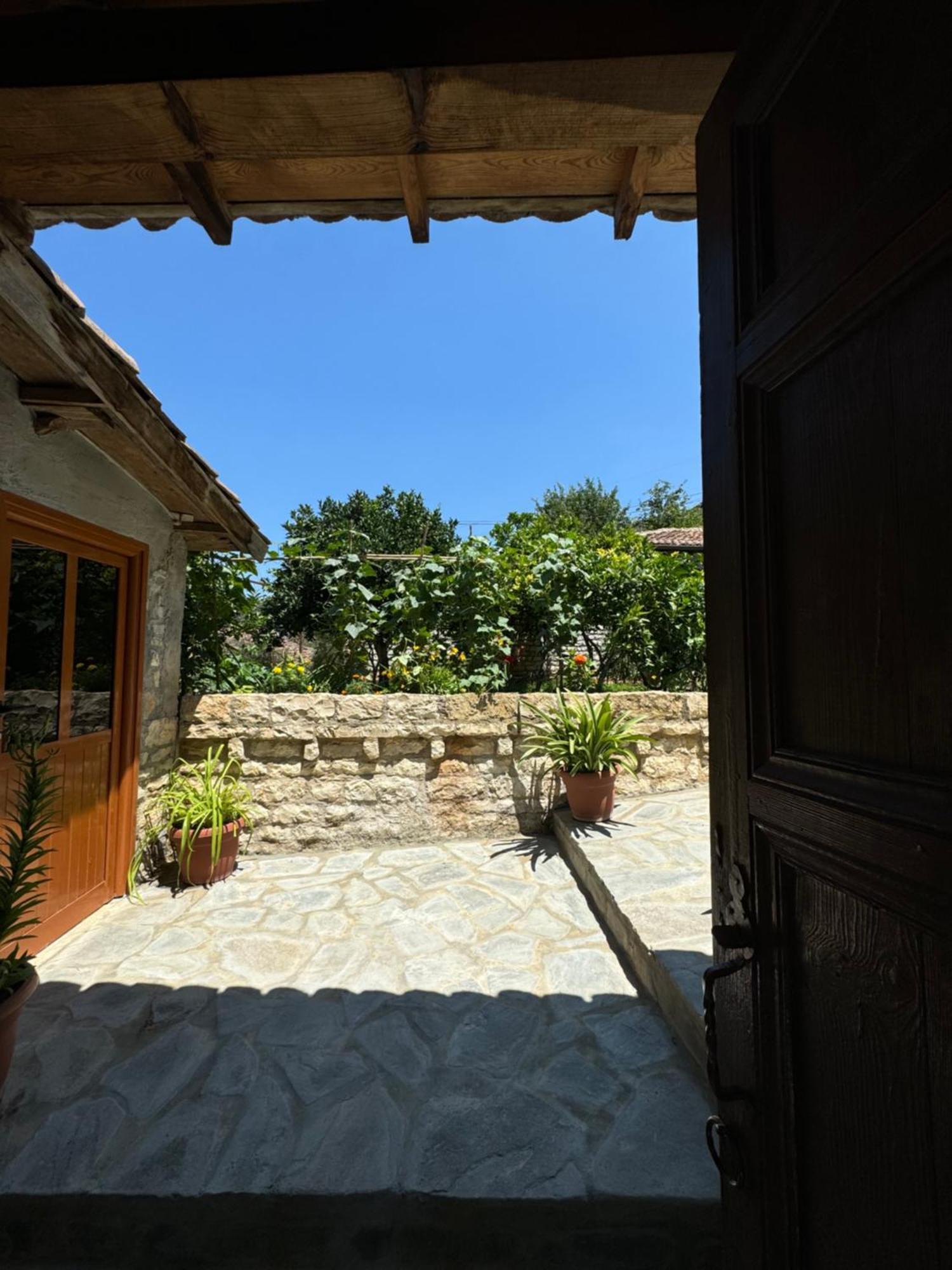 Meroli Guesthouse - Unesco Quarter Berat Kültér fotó
