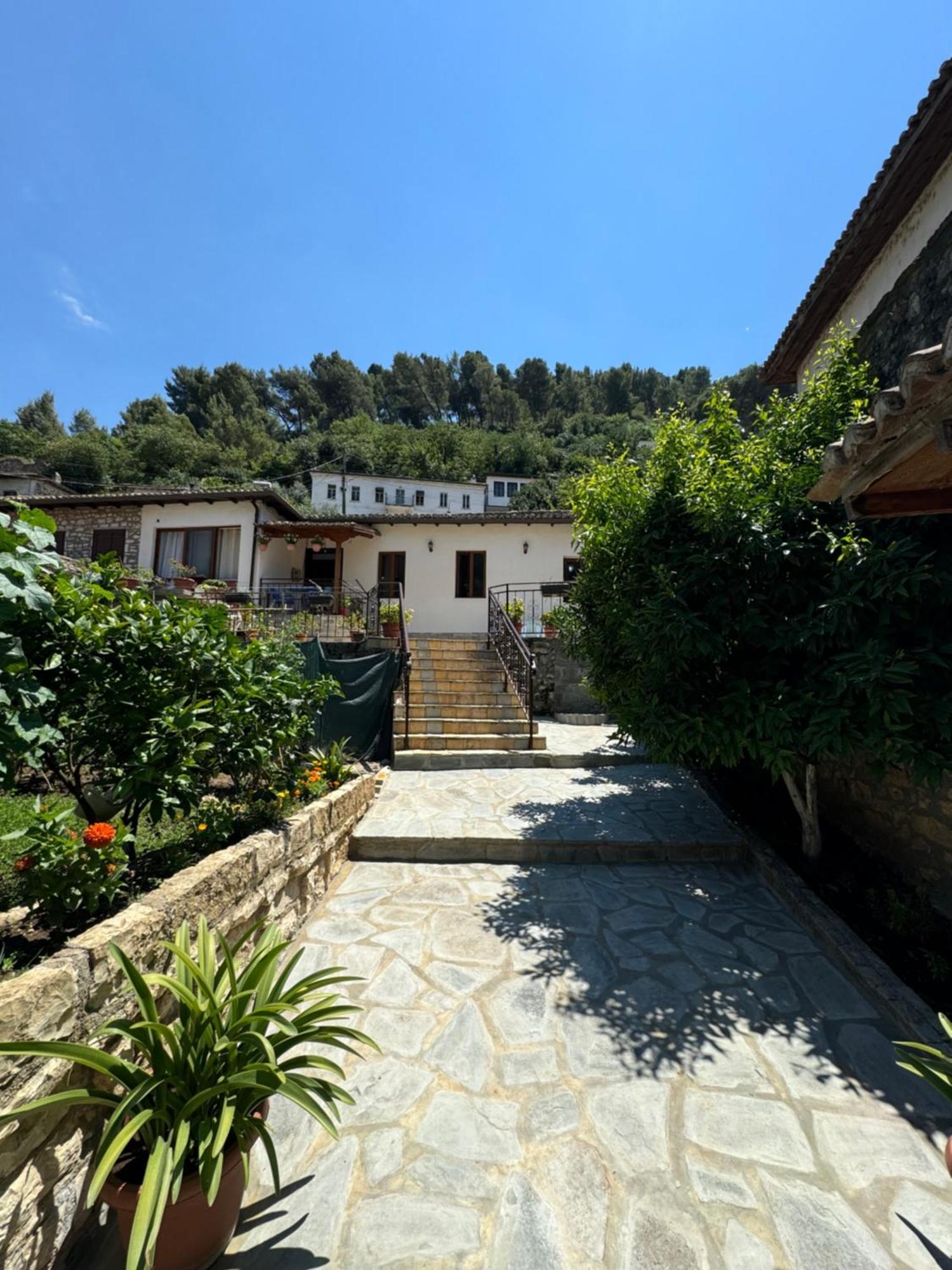 Meroli Guesthouse - Unesco Quarter Berat Kültér fotó