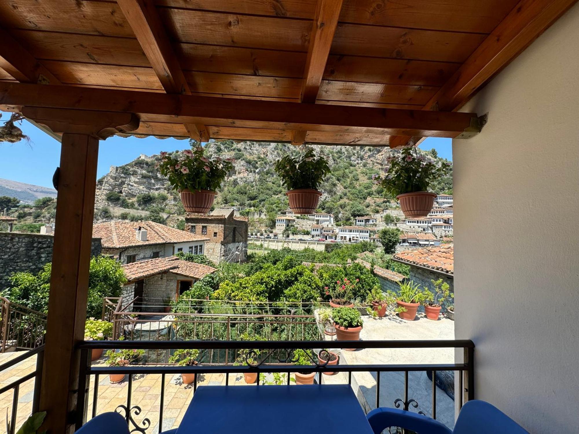 Meroli Guesthouse - Unesco Quarter Berat Kültér fotó