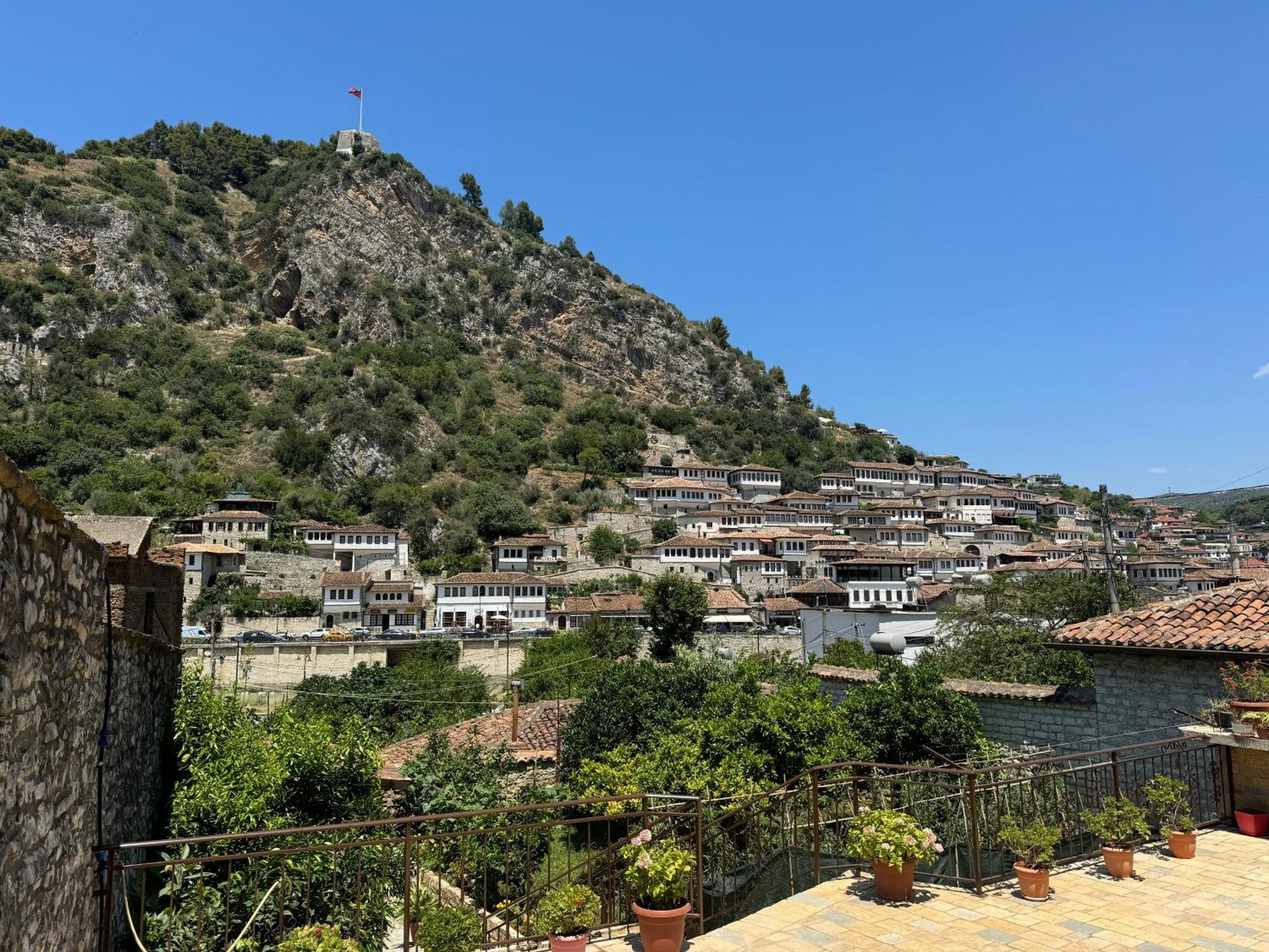 Meroli Guesthouse - Unesco Quarter Berat Kültér fotó